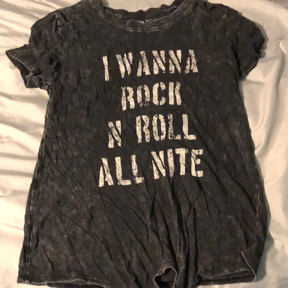 Soft t-shirt that ties at the bottom